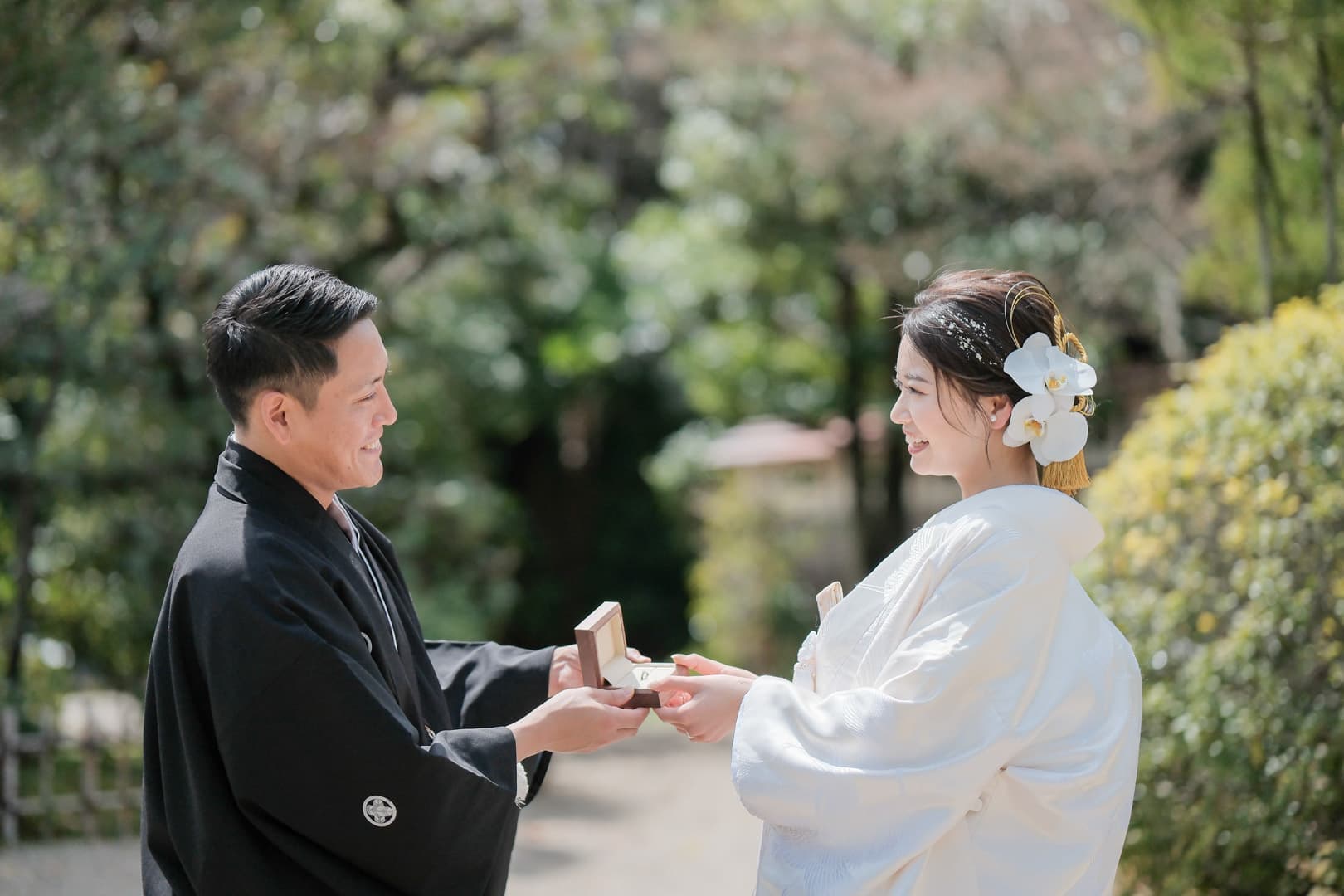 東山荘前撮りで見つめ合う新郎新婦