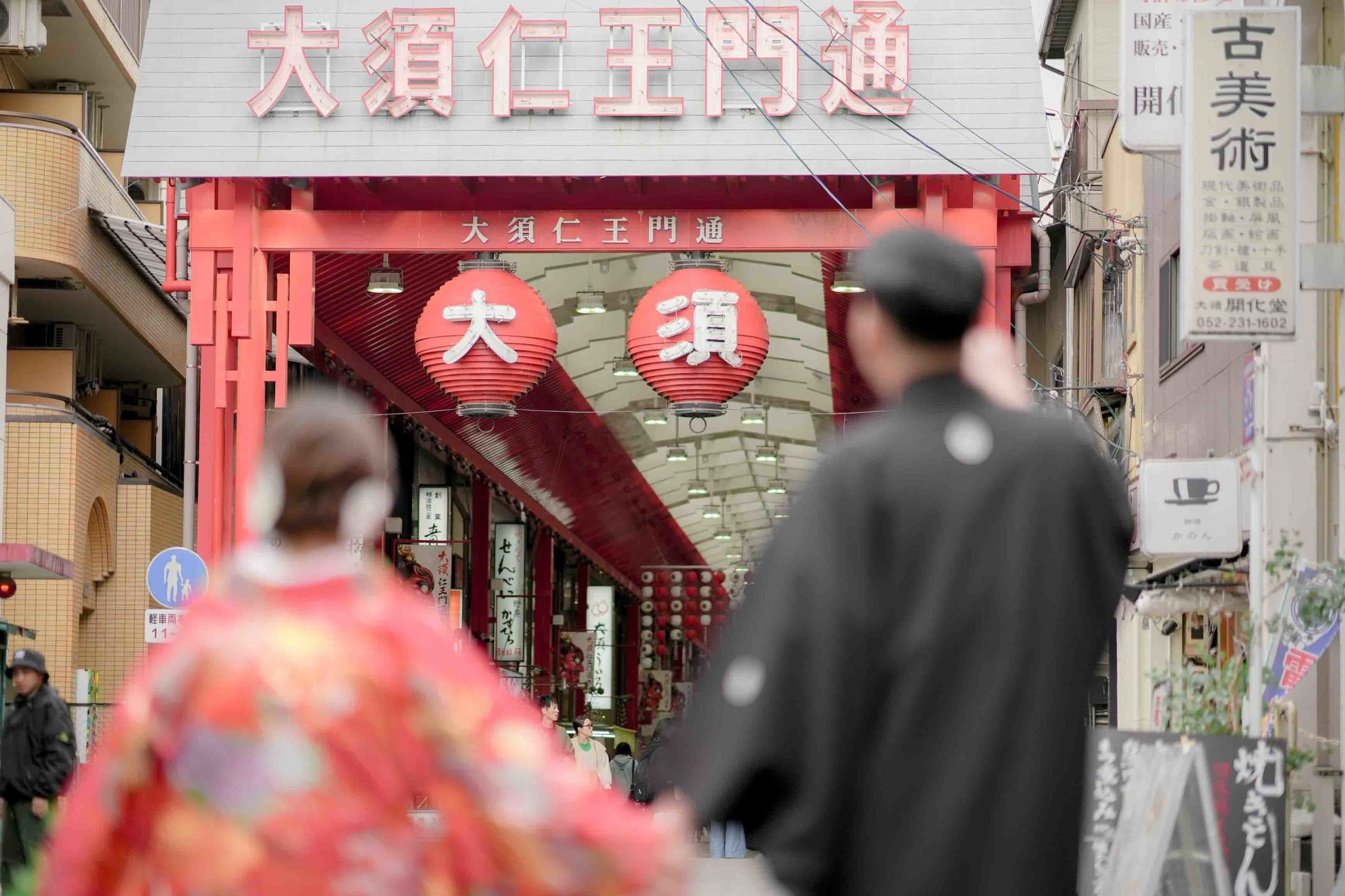 大須前撮りで見つめ合う新郎新婦