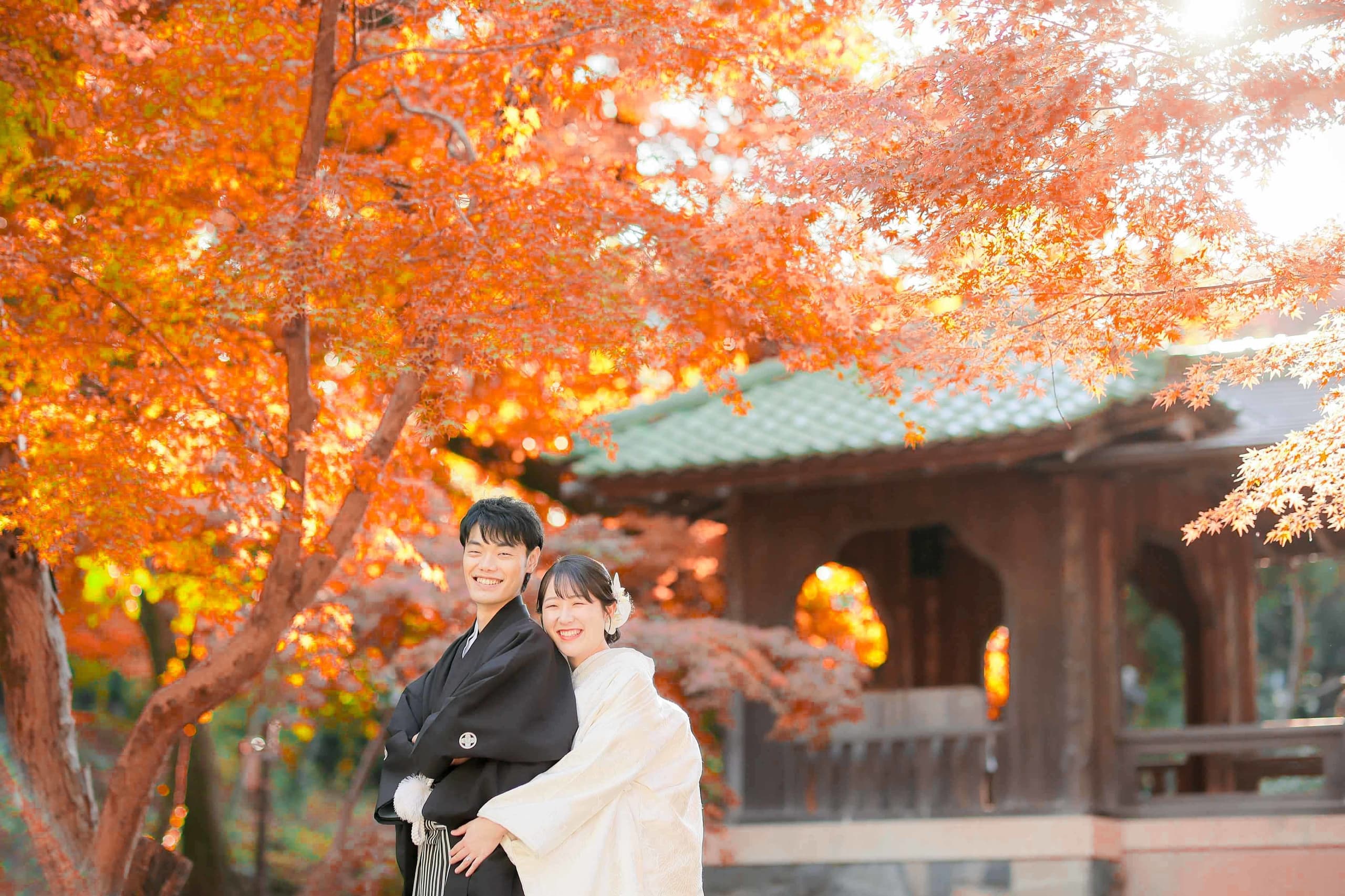 紅葉前撮りで抱きしめ合う新郎新婦