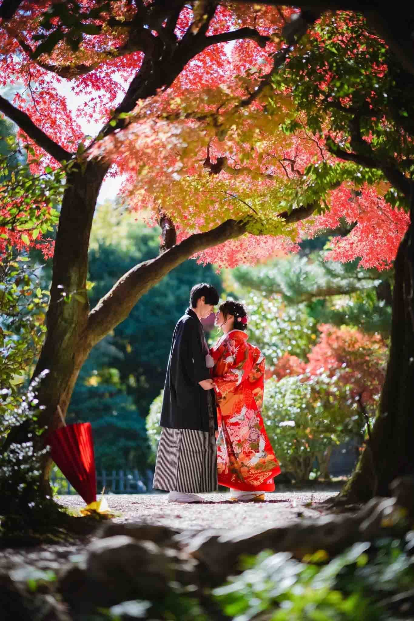 東山紅葉荘前撮りでキスする新郎新婦