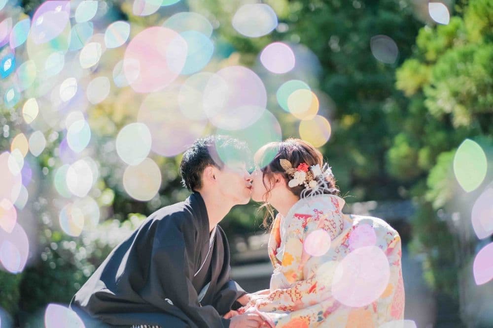 東山荘前撮りで家族と写真を撮る新郎新婦