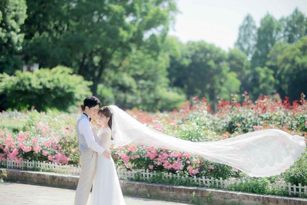 庄内緑地公園前撮りで散歩する新郎新婦