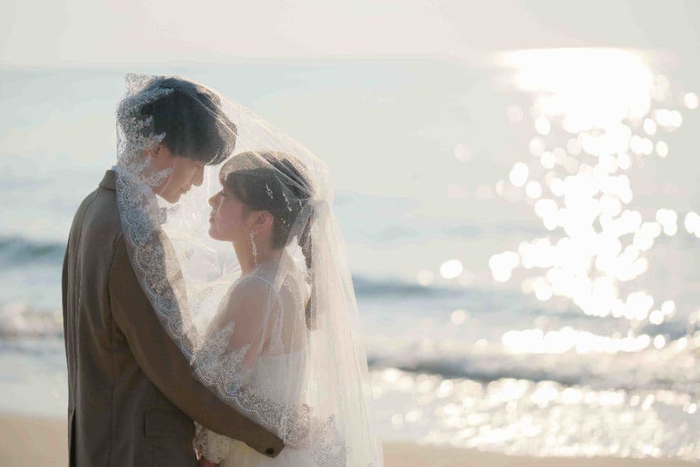 野間灯台前撮りで見つめ合う新郎新婦