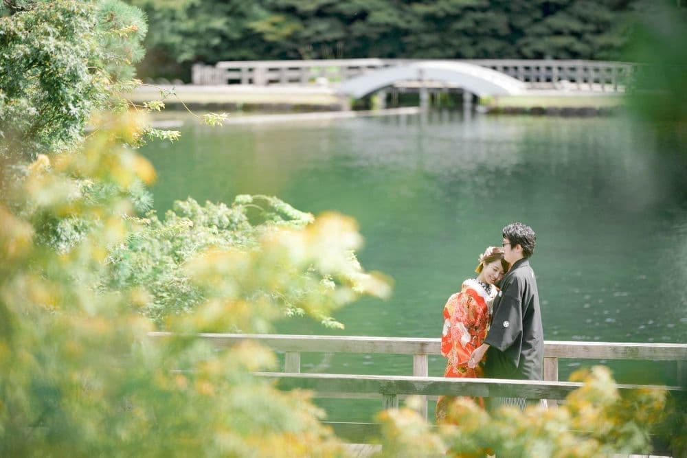 徳川園前撮りで見つめ合う新郎新婦