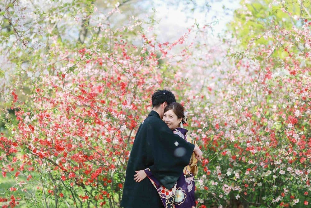 白鳥庭園前撮りで笑顔の新郎新婦