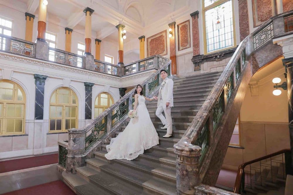 市政資料館前撮りで見つめ合う新郎新婦